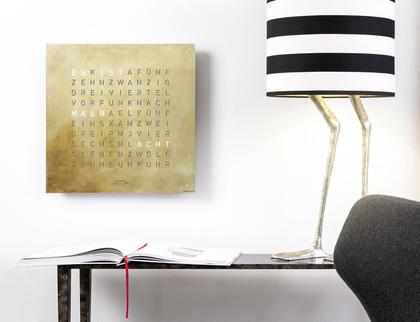 Qlocktwo Earth 45 Creator's Edition Silver & Gold mit weiß lackiertem Holz – Großuhren Wanduhr aus 1000 Gold, 1000 Silber und Edelstahl. Das Gehäuse ist quadratisch. Das Zifferblatt ist digital und beige. – Ansicht 3