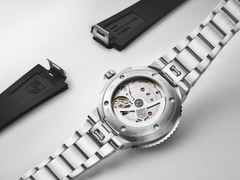 Oris Aquis Date Calibre 400 Automatik Edelstahl 41,5mm blaues Zifferblatt schwarzes Kautschukband – Herrenuhren Uhr mit Datum aus Edelstahl. Das Gehäuse ist rund und silber. Das Kautschuk / Kunststoff / Silikon Armband ist schwarz. Das Zifferblatt ist ein Index in blau. – Ansicht 2