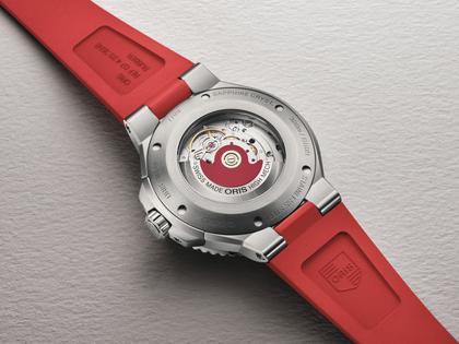 Oris Aquis Date Relief Automatik Edelstahl 43,5mm graues Zifferblatt rotes Kautschukband – Herrenuhren Uhr mit Datum aus Edelstahl und Kautschuk. Das Gehäuse ist rund und silber. Das Kautschuk / Kunststoff / Silikon Armband ist rot. Das Zifferblatt ist ein Index in grau. – Ansicht 4