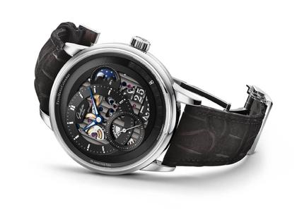 Glashütte Original PanoMaticCalendar Automatik Platin 42mm skelettiertes Zifferblatt schwarzes Lederband limitiert – Herrenuhren Uhr mit Kalender aus 950 Platin. Das Gehäuse ist rund und silber. Das Lederarmband Kroko / Alligator ist schwarz. Das Zifferblatt ist ein Index in schwarz. – Ansicht 2