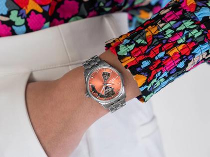 Hamilton Jazzmaster Open Heart Lady Automatik Edelstahl 36mm apricotfarbenes Zifferblatt Metalband – Damenuhren Uhr ohne Datum aus Edelstahl. Das Gehäuse ist rund und silber. Das Edelstahlarmband ist silber. Das Zifferblatt ist ein Index in orange. – Ansicht 6