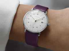Junghans Max Bill Damen Quarz Edelstahl 32,7mm weißes Zifferblatt rotes Lederband – Damenuhren Uhr mit Datum aus Edelstahl. Das Gehäuse ist rund und silber. Das Lederarmband ist rot. Das Zifferblatt ist arabisch Index und weiß. – Ansicht 4