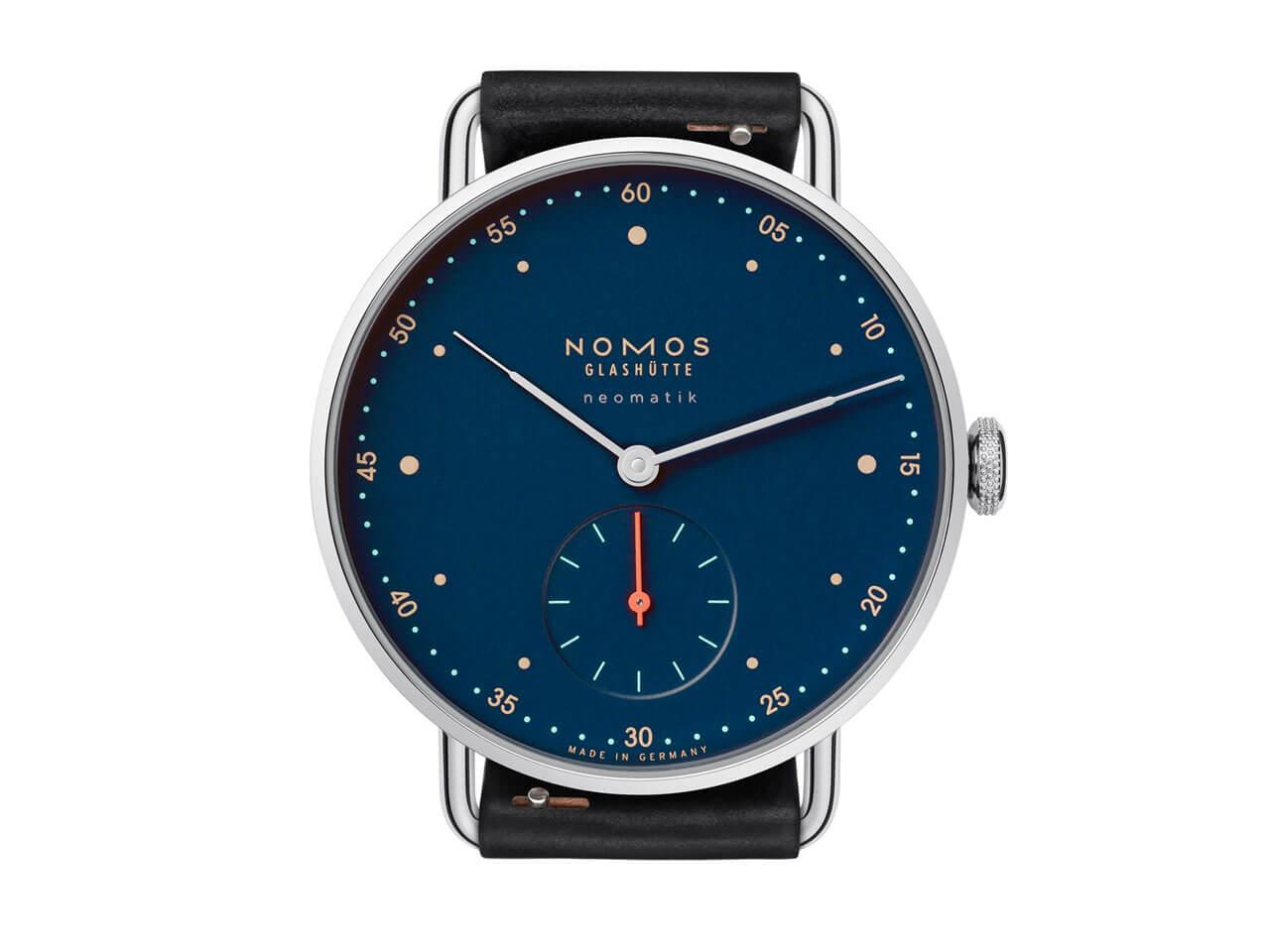 Nomos Glashütte Metro neomatik 35 Nachtblau Automatik Edelstahl 35mm blaues Zifferblatt schwarzes Lederband – Damenuhren Uhr ohne Datum aus Edelstahl. Das Gehäuse ist rund und silber. Das Lederarmband ist schwarz. Das Zifferblatt ist arabisch Index und blau. – Ansicht 2