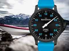 MeisterSinger Unomat Automatik Edelstahl 43mm schwarzes Zifferblatt blaues Kautschukband limitiert – Herrenuhren Uhr mit Datum aus DLC beschichtet, Edelstahl und Kautschuk. Das Gehäuse ist rund und schwarz. Das Kautschuk / Kunststoff / Silikon Armband ist blau. Das Zifferblatt ist arabisch Index und schwarz. – Ansicht 2