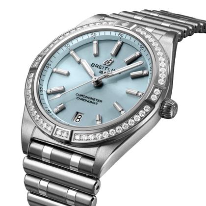 Breitling Chronomat Automatic 36 Edelstahl blaues Zifferblatt mit Brillanten zweifarbiges Metallband – Damenuhren Uhr mit Datum aus 750 Weißgold, Edelstahl und Kautschuk. Das Gehäuse ist rund und silber. Das Edelstahlarmband mit Gold ist schwarz. Das Zifferblatt ist ein Index in blau. – Ansicht 2