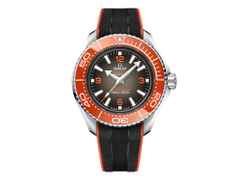 Omega Seamaster Planet Ocean 6000M Ultra Deep Automatik Edelstahl 45,5mm oranges Zifferblatt Kautschukband – Herrenuhren Uhr ohne Datum aus Edelstahl, Keramik und Titan. Das Gehäuse ist rund und silber. Das Kautschuk / Kunststoff / Silikon Armband ist schwarz. Das Zifferblatt ist arabisch Index und grau.