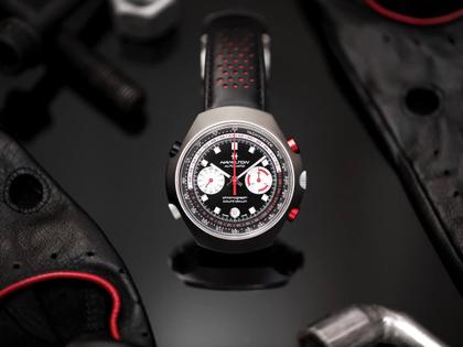 Hamilton Chrono-Matic 50 Limited Edition schwarzes Lederband – Herrenuhren Chronograph aus Edelstahl und Leder. Das Gehäuse ist rund und silber. Das Lederarmband ist schwarz. Das Zifferblatt ist ein Index in schwarz. – Ansicht 6