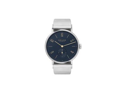 Nomos Glashütte Tangente 35 Nachtblau Handaufzug Edelstahl 35mm blaues Zifferblatt Metallband – Damenuhren Uhr ohne Datum aus Edelstahl. Das Gehäuse ist rund und silber. Das Edelstahlarmband ist grau. Das Zifferblatt ist arabisch Index und blau.