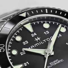 Hamilton Khaki Navy Scuba Automatic Edelstahl 43mm schwarzes Zifferblatt Metallband – Herrenuhren Uhr ohne Datum aus Edelstahl. Das Gehäuse ist rund und silber. Das Edelstahlarmband ist silber. Das Zifferblatt ist ein Index in schwarz. – Ansicht 4
