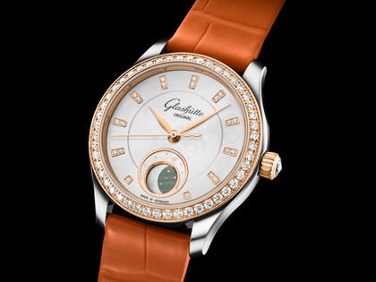 Glashütte Original Lady Serenade Luna Automatik Edelstahl 32,5mm weißes Zifferblatt oranges Lederband – Damenuhren Uhr ohne Datum aus 750 Rotgold, Edelstahl und Leder. Das Gehäuse ist rund und silber. Das Lederarmband Kroko / Alligator ist orange. Das Zifferblatt ist ein Index in weiß. – Ansicht 3