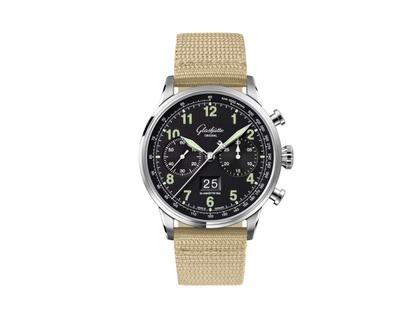 Glashütte Original Senator Chronograph Navigator Automatik Edelstahl 41mm schwarzes Zifferblatt beiges Textilband – Herrenuhren Chronograph aus Edelstahl. Das Gehäuse ist rund und silber. Das Textilarmband ist beige. Das Zifferblatt ist arabisch und schwarz.
