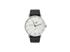 Nomos Glashütte Metro Datum Gangreserve Handaufzug Edelstahl 37mm weißes Zifferblatt schwarzes Lederband – Herrenuhren Uhr mit Datum aus Edelstahl. Das Gehäuse ist rund und silber. Das Lederarmband ist schwarz. Das Zifferblatt ist arabisch Index und silber.