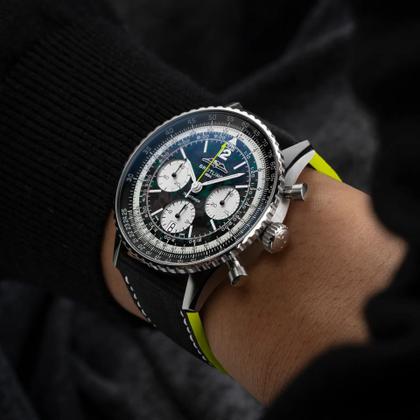 Breitling Navitimer B01 Chronograph 43 Titan Aston Martin Aramco Formula ONE™ Team Limited Edition – Herrenuhren Chronograph aus Titan. Das Gehäuse ist rund und silber. Das Lederarmband ist anthrazit. Das Zifferblatt ist ein Index in anthrazit. – Ansicht 3