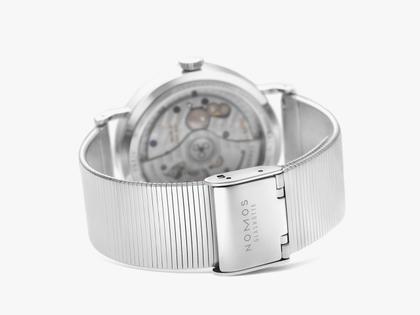 Nomos Glashütte Tangente 35 neomatik Ärzte ohne Grenzen Automatik Edelstahl 35mm weißes Zifferblatt Metallband – Damenuhren Uhr ohne Datum aus Edelstahl. Das Gehäuse ist rund und silber. Das Edelstahlarmband ist schwarz. Das Zifferblatt ist arabisch Index und silber. – Ansicht 5