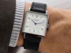 Nomos Glashütte Tetra 27 Duo Handaufzug Edelstahl 27mm weißes Zifferblatt schwarzes Lederband Stahlboden – Damenuhren Uhr ohne Datum aus Edelstahl und Leder. Das Gehäuse ist quadratisch und silber. Das Lederarmband ist schwarz. Das Zifferblatt ist arabisch Index und weiß. – Ansicht 9