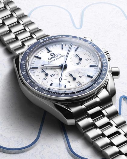Omega Speedmaster 38 Chronograph Automatik Milano Cortina 2026 Edelstahl 38mm weißes Zifferblatt Metallband – Herrenuhren Chronograph aus Edelstahl und Keramik. Das Gehäuse ist rund und silber. Das Edelstahlarmband ist silber. Das Zifferblatt ist ein Index in weiß. – Ansicht 5