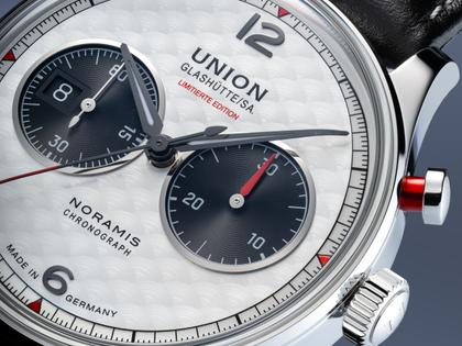 Union Glashütte Noramis Chronograph Sachsen Classic 2025 Limited Edition Automatik Edelstahl 42mm silberfarbenes Zifferblatt schwarzes Lederband – Herrenuhren Chronograph aus Edelstahl und Leder. Das Gehäuse ist rund und silber. Das Lederarmband ist schwarz. Das Zifferblatt ist arabisch Index und silber. – Ansicht 2