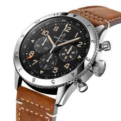 Breitling Super AVI B04 Chronograph GMT 46 P-51 Mustang Automatik Edelstahl schwarzes Zifferblatt braunes Lederband – Herrenuhren Chronograph aus Edelstahl. Das Gehäuse ist rund und silber. Das Lederarmband ist braun. Das Zifferblatt ist arabisch und schwarz. – Ansicht 2