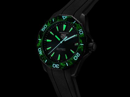 TAG Heuer Aquaracer Professional 200 Solargraph Edelstahl Schwarz-DLC 40mm schwarzes Zifferblatt schwarzes Kautschukband – Herrenuhren Uhr mit Datum aus DLC beschichtet und Edelstahl. Das Gehäuse ist rund und schwarz. Das Kautschuk / Kunststoff / Silikon Armband ist silber. Das Zifferblatt ist ein Index in schwarz. – Ansicht 4