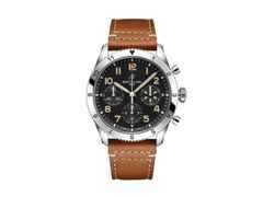 Breitling Classic Avi Chronograph 42 P-51 Mustang Automatik Edelstahl schwarzes Zifferblatt braunes Lederband – Herrenuhren Chronograph aus Edelstahl. Das Gehäuse ist rund und silber. Das Lederarmband ist braun. Das Zifferblatt ist arabisch Index und schwarz.