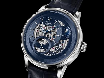 Glashütte Original PanoMaticCalendar Automatik Platin 42mm skelettiertes Zifferblatt blaues Lederband limitiert – Herrenuhren Uhr mit Kalender aus 750 Weißgold, 950 Platin und Leder. Das Gehäuse ist rund und silber. Das Lederarmband Kroko / Alligator ist blau. Das Zifferblatt ist ein Index in blau. – Ansicht 4