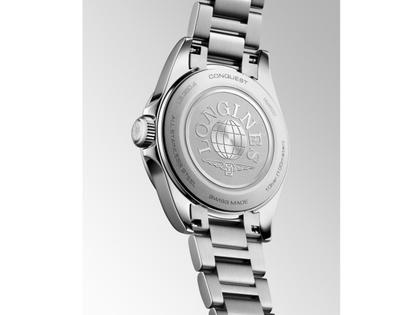 Longines Conquest Quarz Edelstahl 30mm weißes Zifferblatt Metallband – Damenuhren Uhr mit Datum aus Edelstahl. Das Gehäuse ist rund und silber. Das Edelstahlarmband ist silber. Das Zifferblatt ist ein Index in weiß. – Ansicht 4