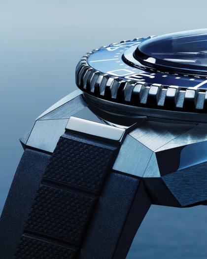Omega Seamaster Planet Ocean 600M Automatik Edelstahl 42mm schwarzes Zifferblatt blaue Keramiklünette Kautschukband – Herrenuhren Uhr ohne Datum aus Edelstahl und Keramik. Das Gehäuse ist rund und silber. Das Kautschuk / Kunststoff / Silikon Armband ist schwarz. Das Zifferblatt ist arabisch Index und schwarz. – Ansicht 6