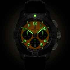 Breitling Avenger B01 Chronograph 44 Night Mission Automatik Keramik gelbes Zifferblatt schwarzes Lederband – Herrenuhren Chronograph aus Keramik, Leder und Titan. Das Gehäuse ist rund und schwarz. Das Lederarmband ist schwarz. Das Zifferblatt ist ein Index in gelb. – Ansicht 6