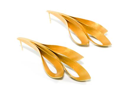 Jutta Ulland Loderndes Feuer Ohrstecker Silber goldplattiert – Ohrschmuck Ohrstecker aus 925 Silber und und vergoldet.