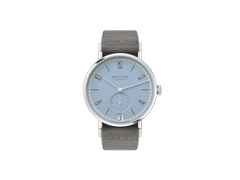 Nomos Glashütte Tangente 38 Datum "175 Years Watchmaking - Frostblau" Handaufzug Edelstahl eisblaues Zifferblatt graues Textilband Glasboden – Herrenuhren Uhr mit Datum aus Edelstahl. Das Gehäuse ist rund und silber. Das Textilarmband ist grau. Das Zifferblatt ist arabisch Index und blau.