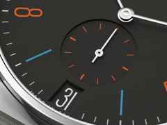 Nomos Glashütte Tangente 38 Datum "175 Years Watchmaking - Dunkelbunt" Handaufzug Edelstahl schwarzes Zifferblatt graues Textilband Glasboden – Herrenuhren Uhr mit Datum aus Edelstahl. Das Gehäuse ist rund und silber. Das Textilarmband ist grau. Das Zifferblatt ist arabisch Index und schwarz. – Ansicht 6