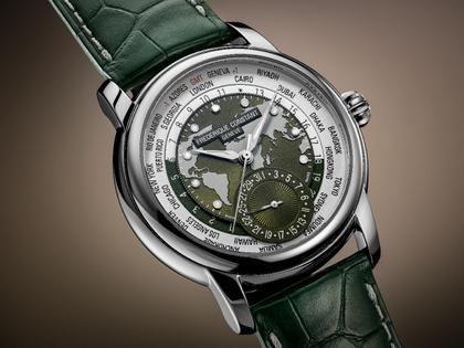 Frederique Constant Classics Worldtimer GMT Manufacture Automatik Edelstahl 42mm weißes Zifferblatt grünes Lederband – Herrenuhren Uhr mit Datum aus Edelstahl und Leder. Das Gehäuse ist rund und silber. Das Lederarmband Kroko / Alligator ist grün. Das Zifferblatt ist ein Index in grün. – Ansicht 2