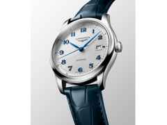 Longines Master Collection Automatik Edelstahl 41mm silbernes Zifferblatt blaues Lederband – Herrenuhren Uhr mit Datum aus Edelstahl und Leder. Das Gehäuse ist rund und silber. Das Lederarmband Kroko / Alligator ist blau. Das Zifferblatt ist arabisch und silber. – Ansicht 3