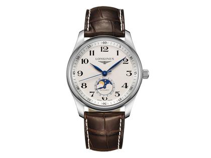 Herrenuhren Uhr mit Datum aus Edelstahl und Leder. Das Gehäuse ist rund und silber. Das Lederarmband Kroko / Alligator ist braun. Das Zifferblatt ist arabisch und silber.