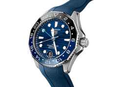 TAG Heuer Aquaracer Professional 300 GMT Automatik Edelstahl 42mm blaues Zifferblatt blaues Kautschukband – Herrenuhren Uhr mit Datum aus Edelstahl und Keramik. Das Gehäuse ist rund und silber. Das Kautschuk / Kunststoff / Silikon Armband ist blau. Das Zifferblatt ist ein Index in blau. – Ansicht 2