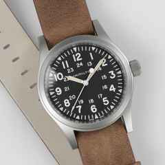 Hamilton Khaki Field Mechanical Handaufzug Edelstahl 38mm schwarzes Zifferblatt braunes Lederband – Herrenuhren Uhr ohne Datum aus Edelstahl und PVD beschichtet. Das Gehäuse ist rund und silber. Das Lederarmband ist braun. Das Zifferblatt ist arabisch und schwarz. – Ansicht 5