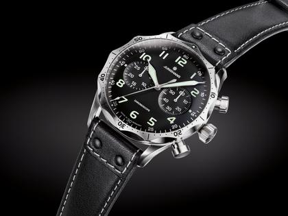 Junghans Meister Pilot Chronoscope Automatik Edelstahl 43mm schwarzes Zifferblatt schwarzes Lederband – Herrenuhren Chronograph aus Edelstahl. Das Gehäuse ist rund und silber. Das Lederarmband ist schwarz. Das Zifferblatt ist arabisch Index und schwarz. – Ansicht 4