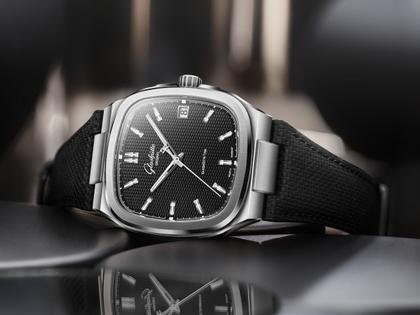 Glashütte Original Seventies Vintage Kollektion Vinyl Record Limited Edition Automatik Edelstahl 39x39mm schwarzes Zifferblatt Metallband und schwarzes Kautschukband – Herrenuhren Uhr mit Datum aus 750 Weißgold, Edelstahl und Kautschuk. Das Gehäuse ist quadratisch und silber. Das Edelstahlarmband ist silber. Das Zifferblatt ist ein Index in schwarz. – Ansicht 10