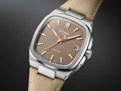 Glashütte Original Seventies Vintage Kollektion Tweed Amp Automatik Edelstahl 39x39mm beiges Zifferblatt beiges Kautschukband – Herrenuhren Uhr mit Datum aus 750 Rotgold, Edelstahl und Kautschuk. Das Gehäuse ist quadratisch und silber. Das Kautschuk / Kunststoff / Silikon Armband ist beige. Das Zifferblatt ist ein Index in beige. – Ansicht 4