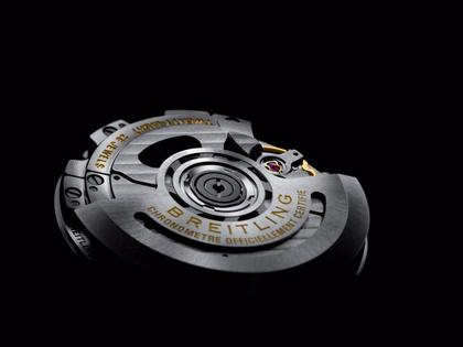 Breitling Superocean Heritage B20 Automatic 42 Edelstahl schwarzes Zifferblatt schwarzes Kautschukband – Herrenuhren Uhr mit Datum aus Edelstahl. Das Gehäuse ist rund und silber. Das Kautschuk / Kunststoff / Silikon Armband ist schwarz. Das Zifferblatt ist ein Index in schwarz. – Ansicht 3