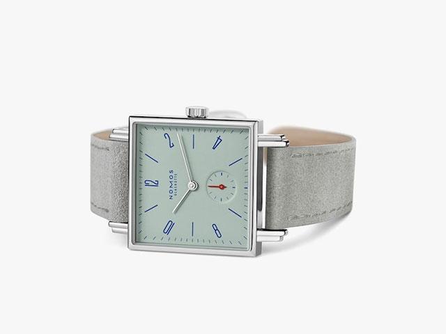 Nomos Glashütte Tetra Petit Four Matcha Handaufzug Edelstahl 29mm grünes Zifferblatt graues Lederband Stahlboden – Damenuhren Uhr ohne Datum aus Edelstahl. Das Gehäuse ist quadratisch und silber. Das Lederarmband ist grau. Das Zifferblatt ist arabisch Index und grün. – Ansicht 2