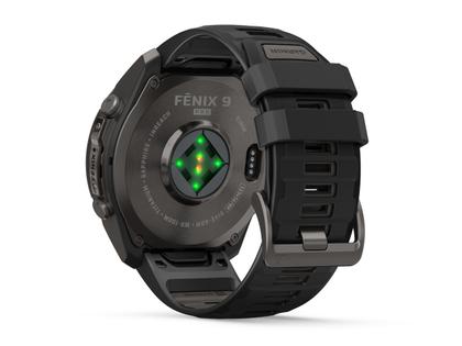 Garmin Fenix 9 Pro inReach Titan 51mm digitales Display schwarzes Silikonband – Herrenuhren Uhr Multifunktion aus Kautschuk und Titan. Das Gehäuse ist rund und schwarz. Das Kautschuk / Kunststoff / Silikon Armband ist schwarz. Das Zifferblatt ist digital und schwarz. – Ansicht 4
