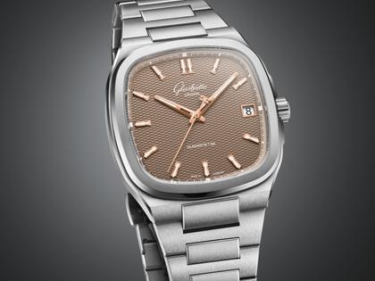 Glashütte Original Seventies Vintage Kollektion Tweed Amp Automatik Edelstahl 39x39mm beiges Zifferblatt Metallband – Herrenuhren Uhr mit Datum aus 750 Rotgold und Edelstahl. Das Gehäuse ist quadratisch und silber. Das Edelstahlarmband ist silber. Das Zifferblatt ist ein Index in beige. – Ansicht 6
