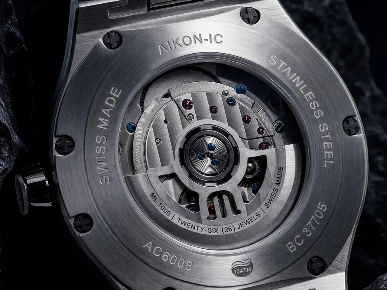 Maurice Lacroix AIKON-IC Frozen Carbon Automatik Edelstahl 43mm Carbon-Zifferblatt schwarzes Kautschukband – Herrenuhren Uhr mit Datum aus Carbon, Edelstahl, Kautschuk und Keramik. Das Gehäuse ist rund und silber. Das Kautschuk / Kunststoff / Silikon Armband ist schwarz. Das Zifferblatt ist ein Index in schwarz. – Ansicht 4