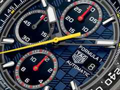 TAG Heuer Formula 1 Chronograph X Oracle RedBull Racing Automatik Titan 44mm blaues Zifferblatt blaues Kautschukband – Herrenuhren Chronograph aus Carbon, DLC beschichtet, Kautschuk und Titan. Das Gehäuse ist rund und grau. Das Kautschuk / Kunststoff / Silikon Armband ist blau. Das Zifferblatt ist ein Index in blau. – Ansicht 5