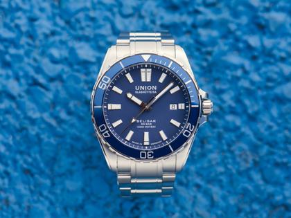 Union Glashütte Belisar  Datum Sport Pro Automatik Edelstahl 42mm blaues Zifferblatt Metallband – Herrenuhren Uhr mit Datum aus Edelstahl. Das Gehäuse ist rund und silber. Das Edelstahlarmband ist silber. Das Zifferblatt ist ein Index in blau. – Ansicht 3