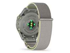 Garmin Approach S72 Titan Grau-DLC 47mm digitales Display graues Textilband – Herrenuhren Uhr Multifunktion aus Keramik und Kunststoff. Das Gehäuse ist rund und grau. Das Textilarmband ist grau. Das Zifferblatt ist digital und schwarz. – Ansicht 4