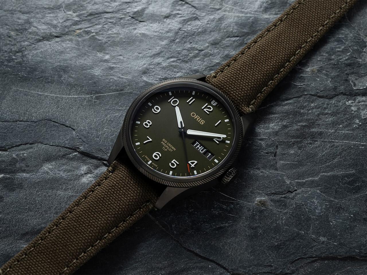 Oris Big Crown ProPilot Day Date TLP Limited Edition Automatik Edelstahl 44mm grünes Zifferblatt grünes Textilband – Herrenuhren Uhr mit Datum aus Edelstahl und PVD beschichtet. Das Gehäuse ist rund und anthrazit. Das Textilarmband ist grün. Das Zifferblatt ist arabisch und grün. – Ansicht 3
