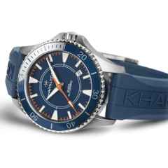 Hamilton Khaki Navy x Syroco Special Edition Automatik Edelstahl 40mm blaues Zifferblatt blaues Kautschukband – Herrenuhren Uhr mit Datum aus Edelstahl und Kautschuk. Das Gehäuse ist rund und silber. Das Kautschuk / Kunststoff / Silikon Armband ist blau. Das Zifferblatt ist ein Index in blau. – Ansicht 2