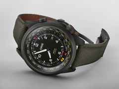 Oris Big Crown ProPilot Altimeter Automatik Karbon 47mm schwarzes Zifferblatt grünes Textilband – Herrenuhren Uhr mit Datum aus Carbon, Leder, PVD beschichtet und Titan. Das Gehäuse ist rund und schwarz. Das Textilarmband ist grau. Das Zifferblatt ist arabisch Index und schwarz. – Ansicht 5